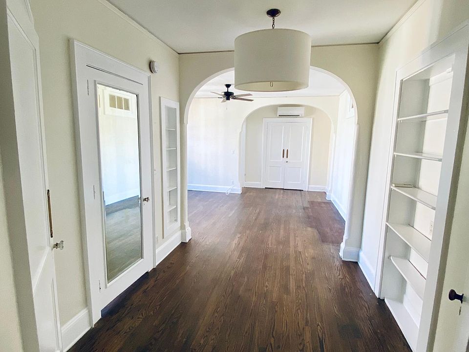 Welcome to this beautiful studio in the heart of Edgewater!