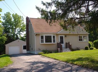 7 Sheraton Dr, Poughkeepsie, NY 12601