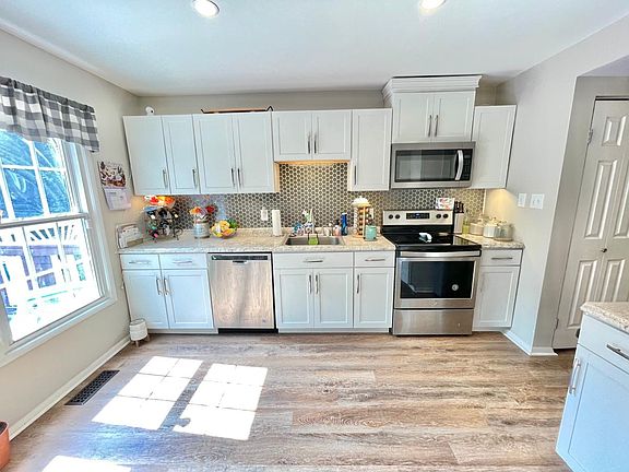 5th image of 12838 Tumbling Brook Ln