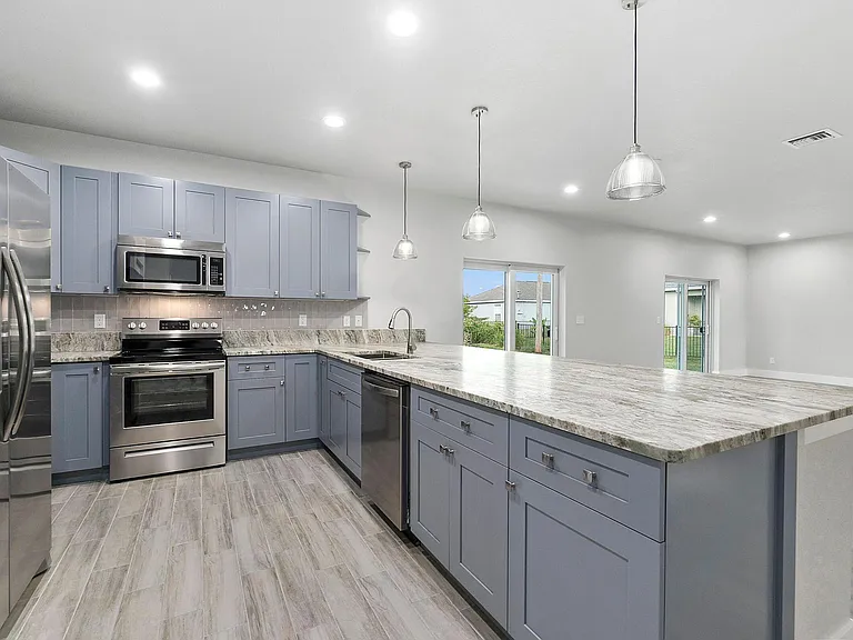 1351 SW Don Ct — Photo 6