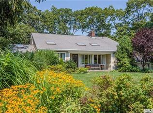 39 Old Town Ln, Halesite, NY 11743