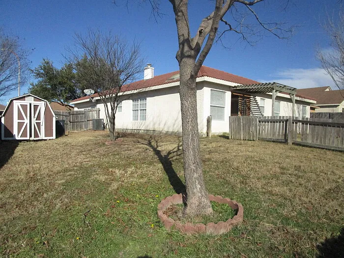 3 bed, 2.0 bath, 1826 sqft, $2,145 — Photo 4