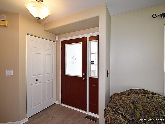 3rd image of 898 Summerhill Dr