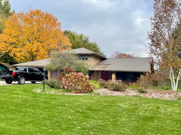 4335 Hart Dr, Saint Joseph, MI 49085