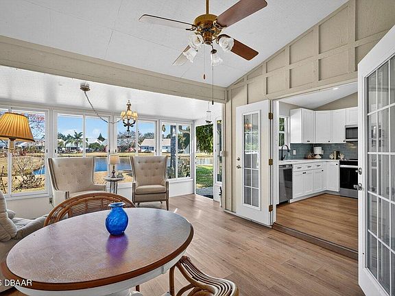 5th image of 701 Pine Shores Cir