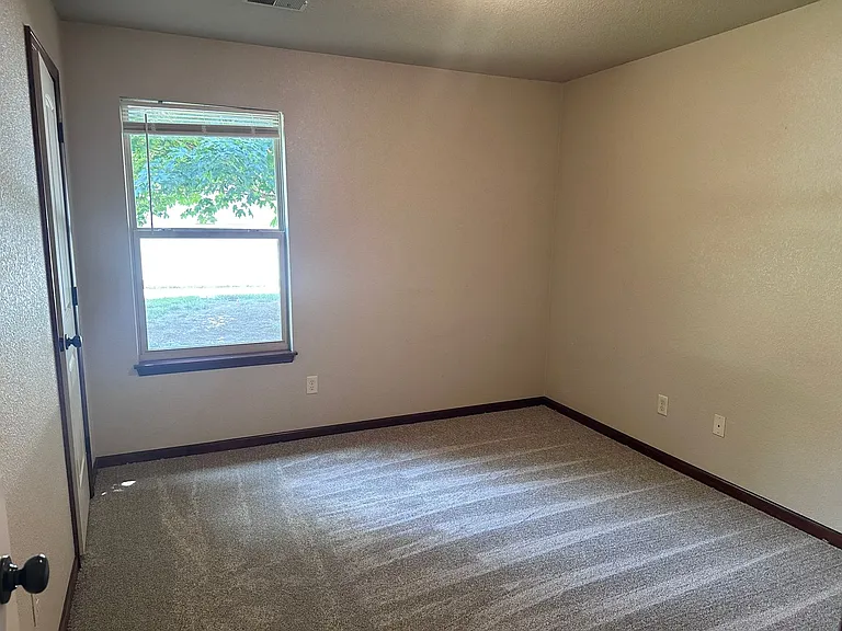 145 SE Rose Garden Ln — Photo 11