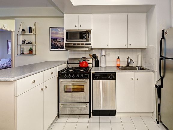 3rd image of 200 E 17th St APT 4F