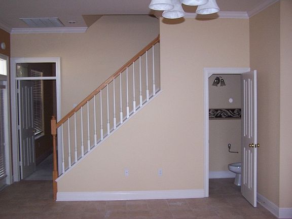 Convenient Powder Room off main Living : Perfect powder room off of Great Room. Master Bedroom to th