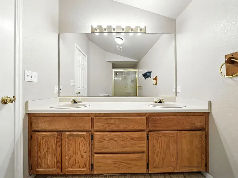 843 Montcrest Dr — Photo 10