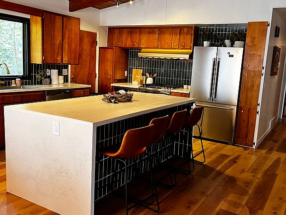 3rd image of 3102 Rugby Dr #A