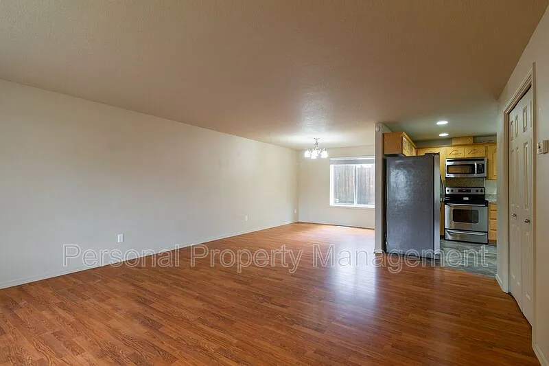 3 bed, 2.5 bath, 1891 sqft, $2,395 — Photo 2