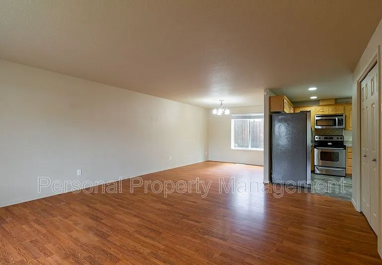 7905 NE 64th St — Photo 2