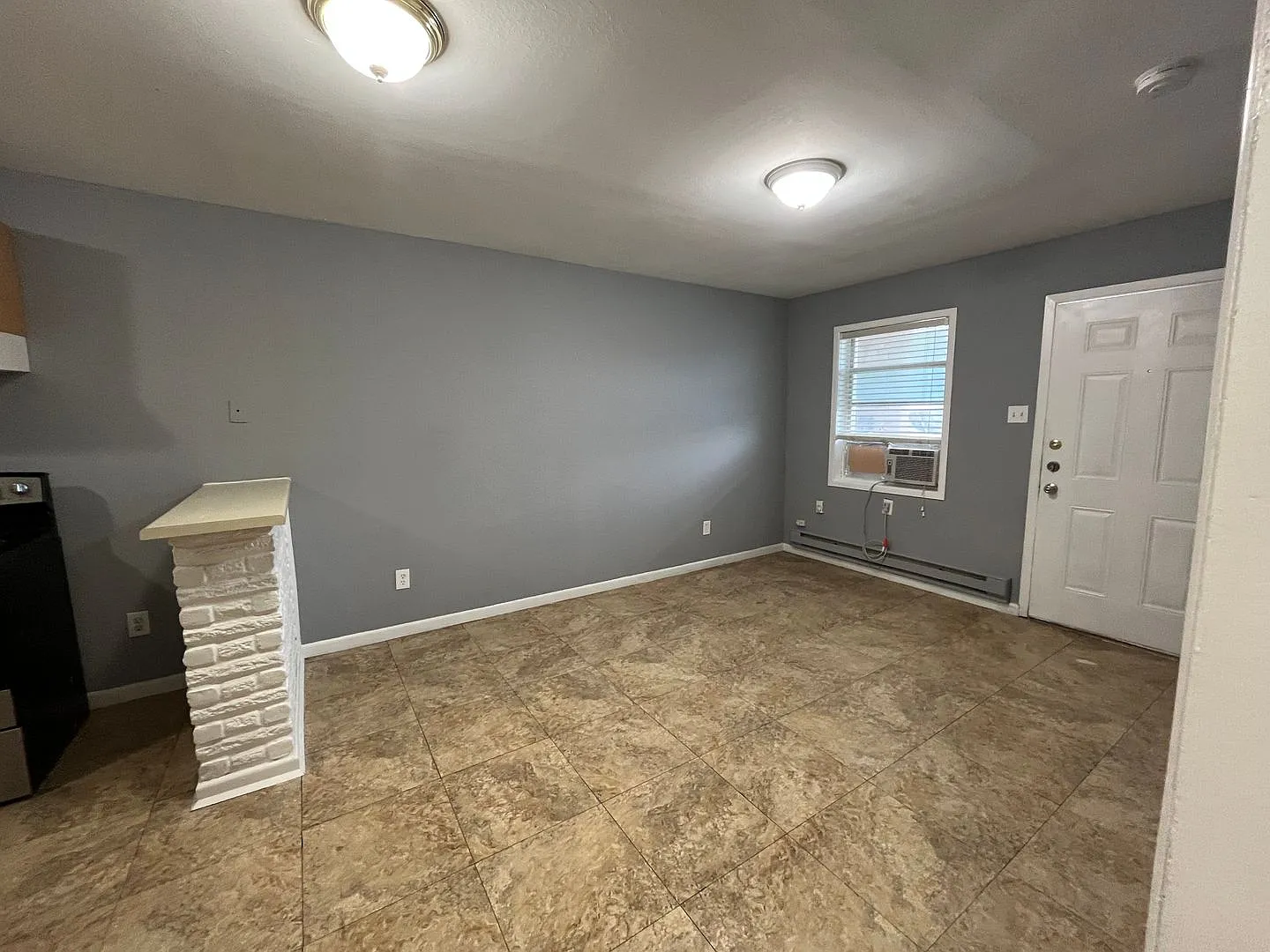 2-bedroom, 1-bath duplex Sunnyside Duplexes — Photo 3