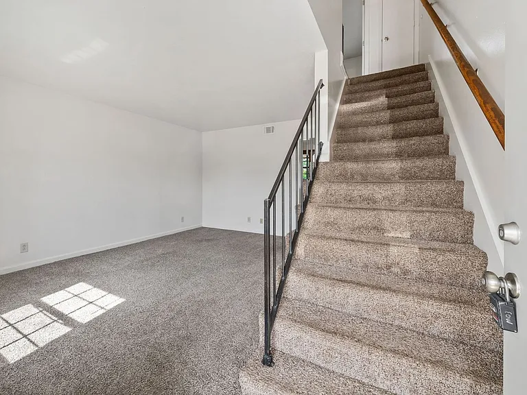 Northridge Drive-276 (x4) — Photo 3
