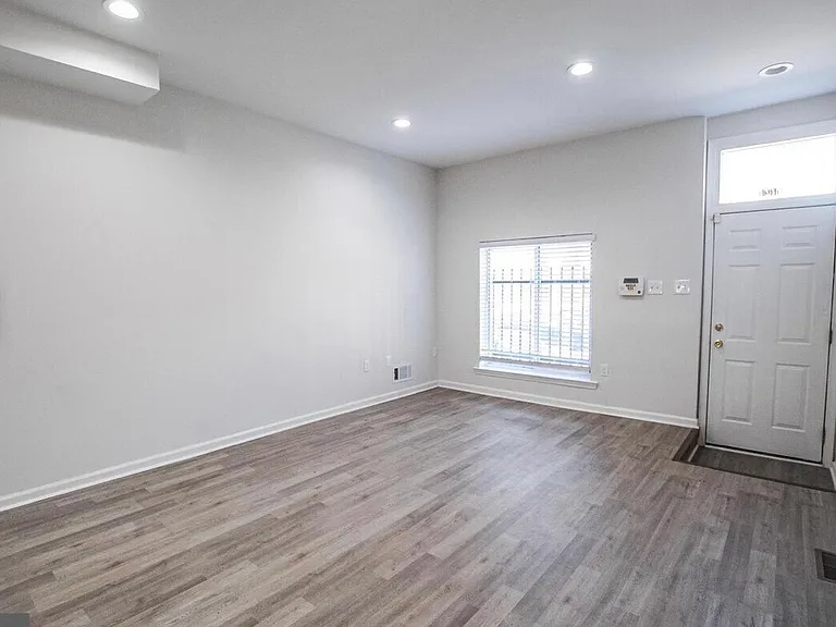 2727 E Monument St — Photo 11