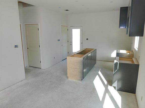 5th image of 81 Waller St