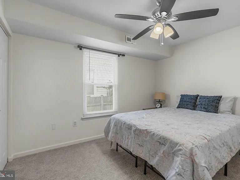 413 Beach Ave W #B — Photo 8