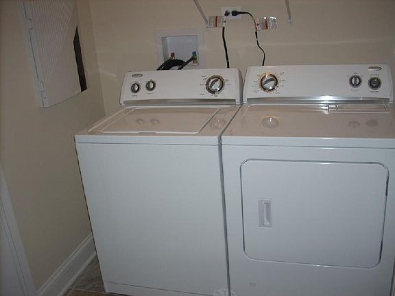 3rd image of 1102 W Cornelia Ave #1W