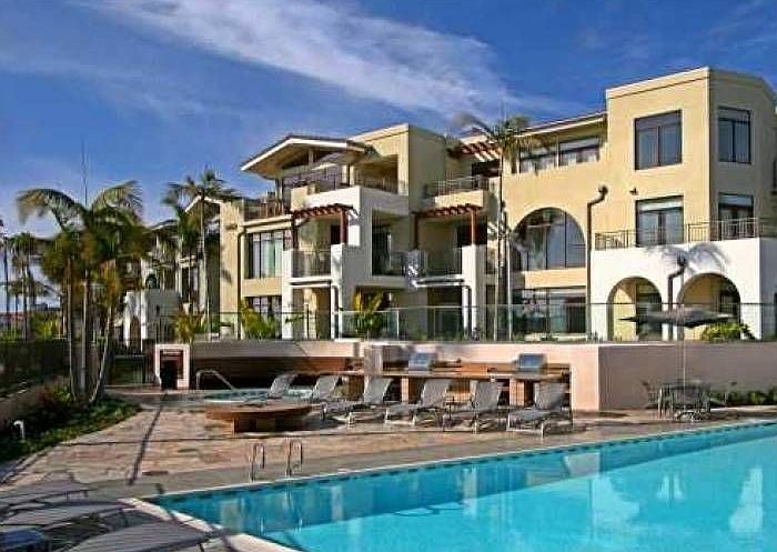 Complex Exterior/Pool