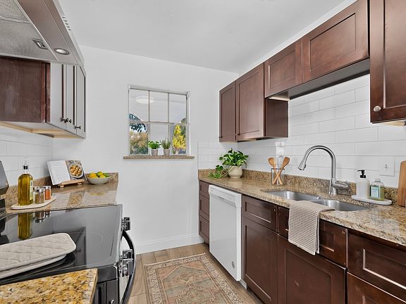 3rd image of 1512 Bayshore Dr