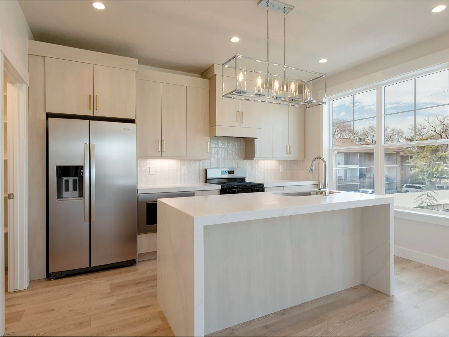 3 bed, 2.5 bath, 1896 sqft, $3,900 — Photo 2