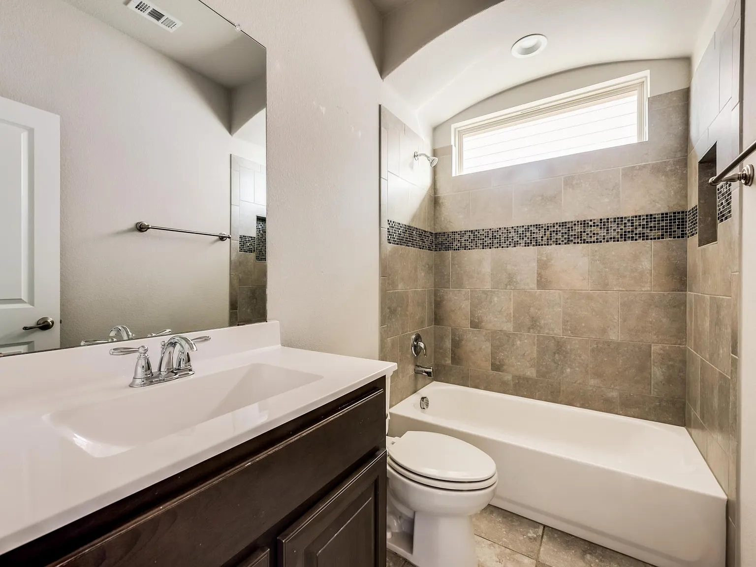 4 bed, 1813 sqft, $2,495 — Photo 4