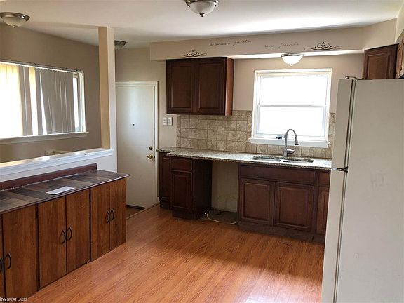 4th image of 24921 Wood St