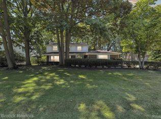 22515 Kenwyck Dr, Southfield, MI 48034