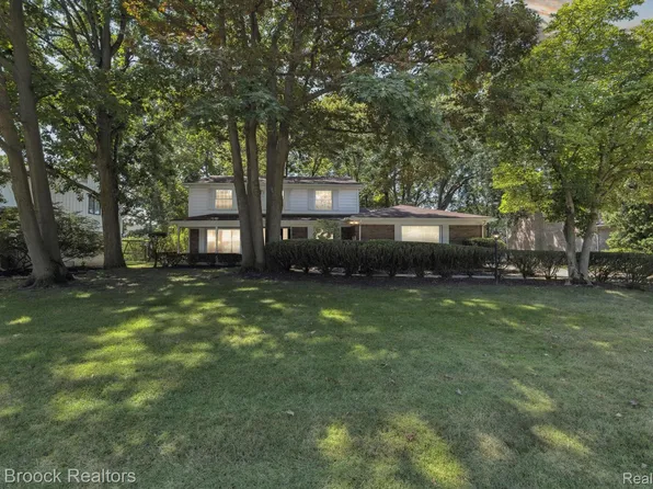 22515 Kenwyck Dr, Southfield, MI 48034