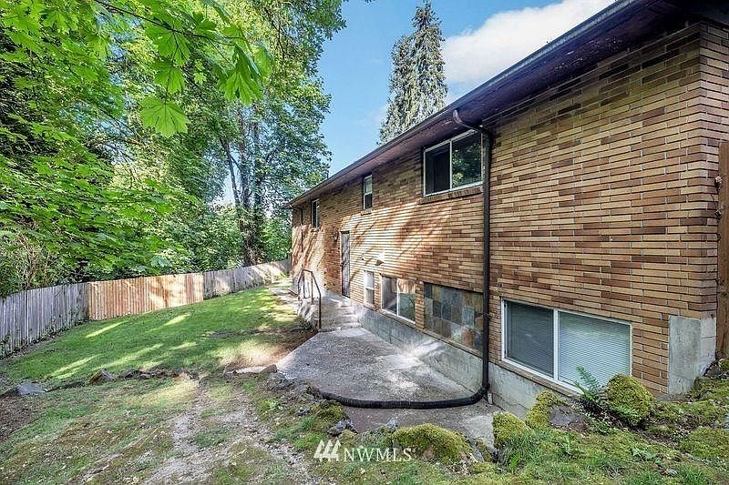 Private entrance and yard