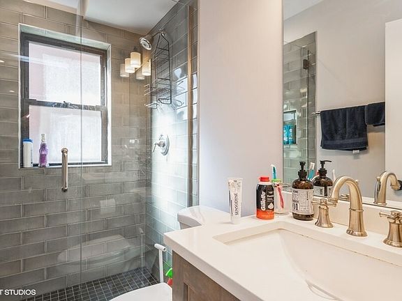 5th image of 922 W Oakdale Ave APT 1S