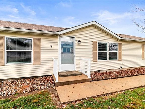 3rd image of 852 NE White Oaks Ln