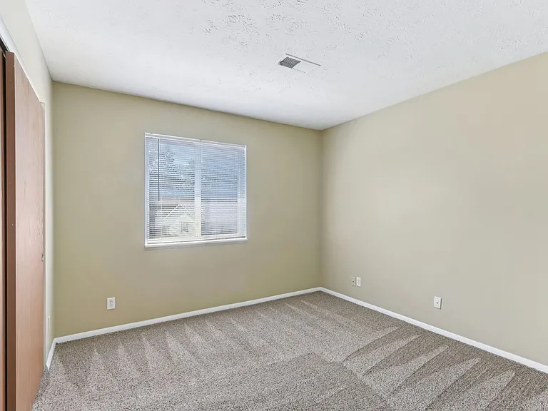 410 - WINDING BROOK APARTMENTS — Photo 9