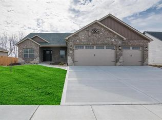 142 Smola Woods Ct, Glen Carbon, IL 62034