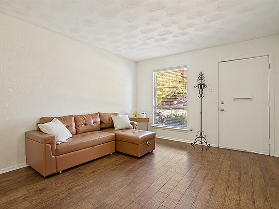 3rd image of 2510 Larchmont Dr
