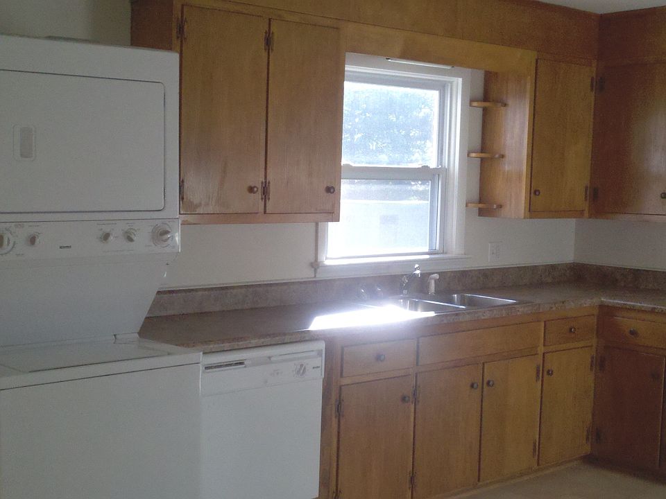 Kitchen w/ washer&dryer