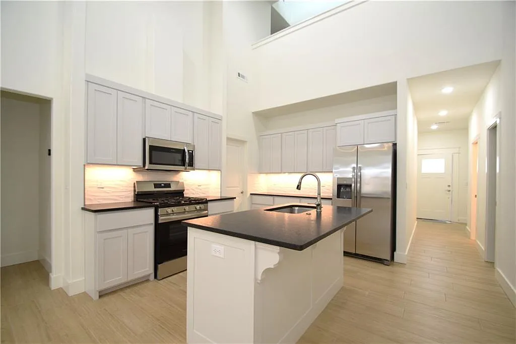 3 bed, 1601 sqft, $1,800 — Photo 3