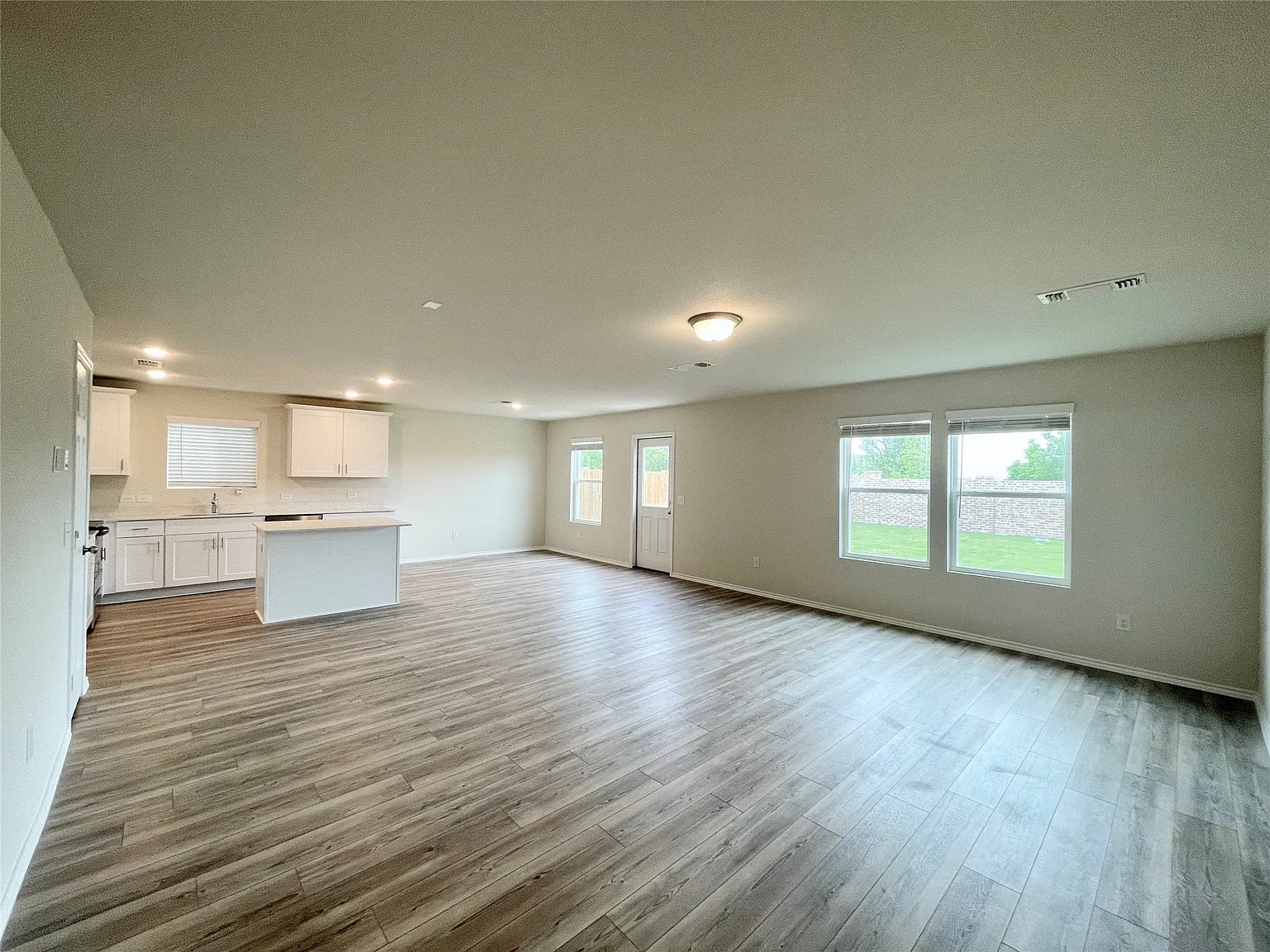 4 bed, 2385 sqft, $2,200 — Photo 3