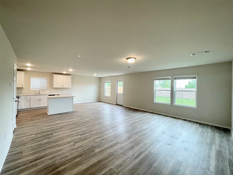 481 Grenada Lake Dr — Photo 3
