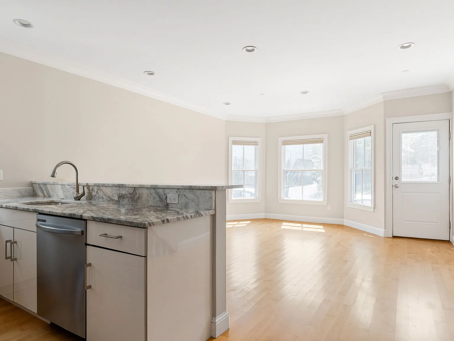 3 bed, 1421 sqft, $5,300 — Photo 2