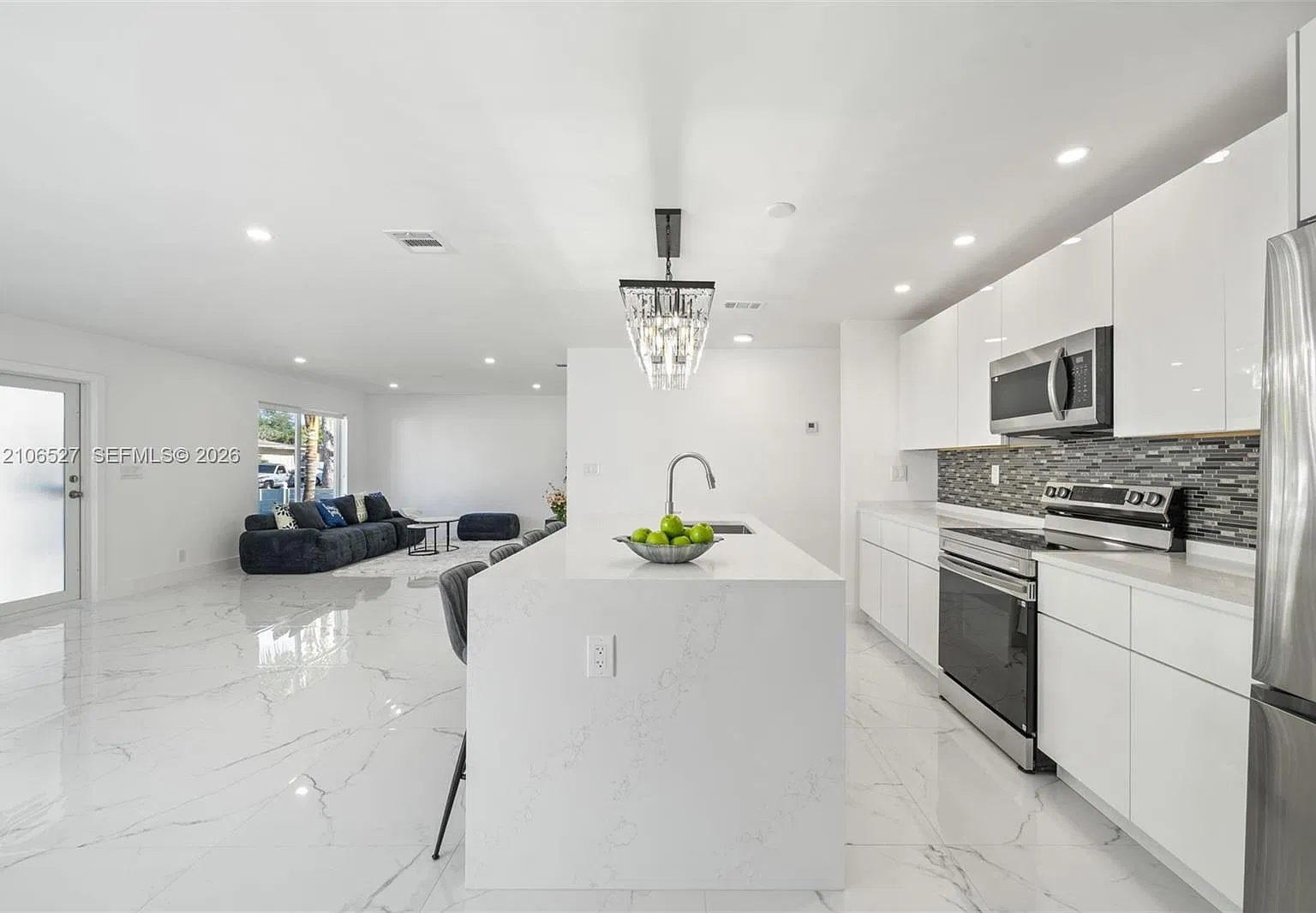 253 SW 4th St — Photo 4