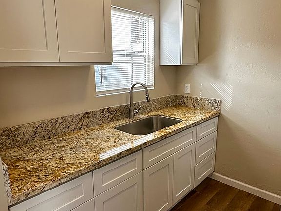 5th image of 3212 Chester Ln #G