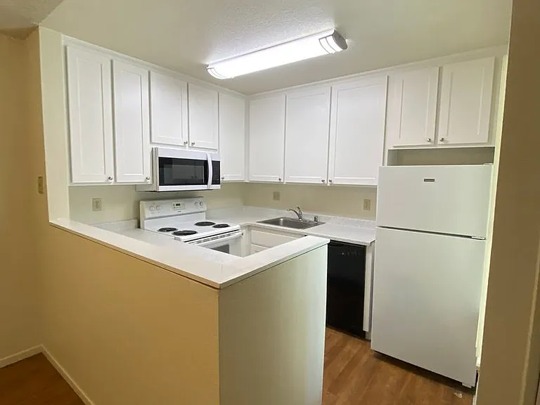 Eastlake Apartments — Photo 20