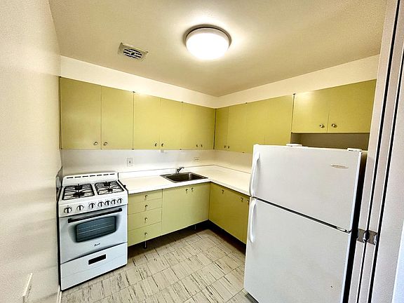 5th image of 5435 N Artesian Ave APT 3E