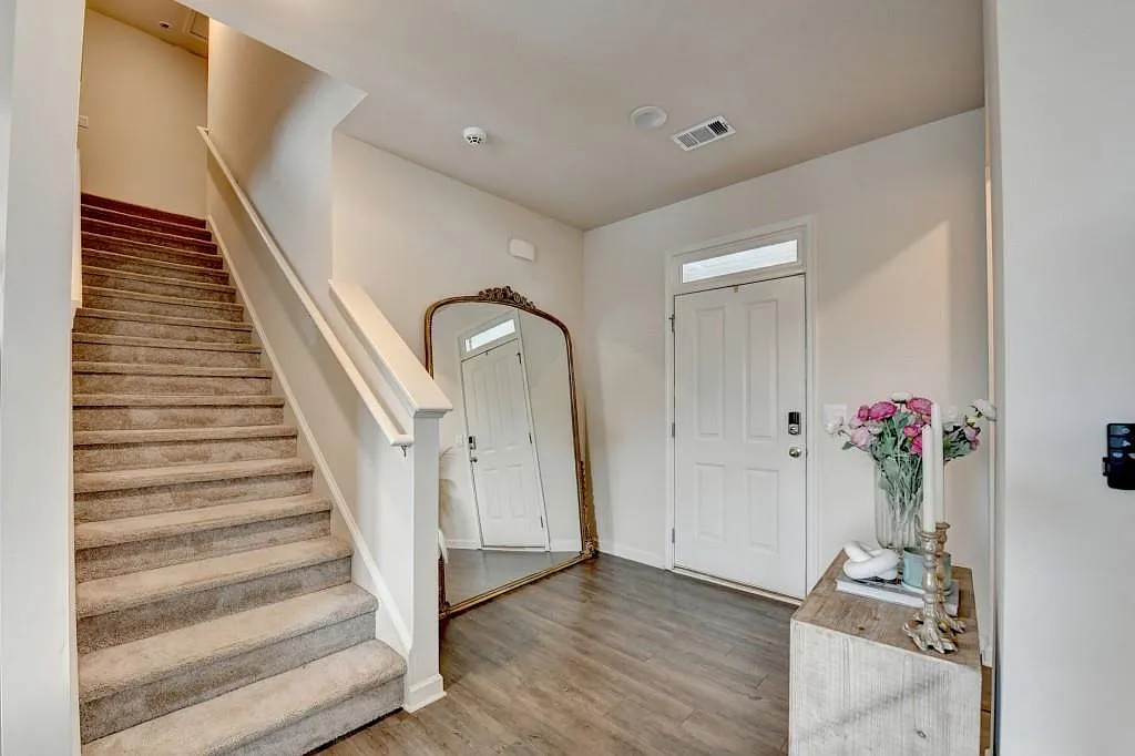 4 bed, 2.5 bath, 2141 sqft, $2,000 — Photo 4
