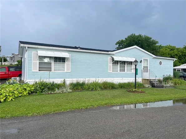 1121 Village Ln, New Castle, PA 16101