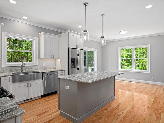 4th image of 7 White Hill Ln