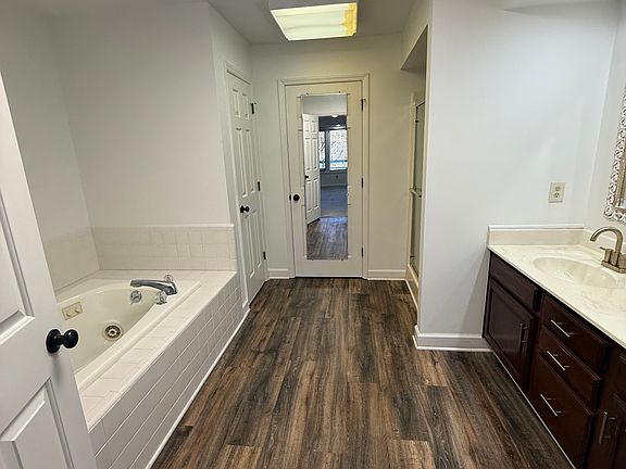4th image of 215 Cove Ct