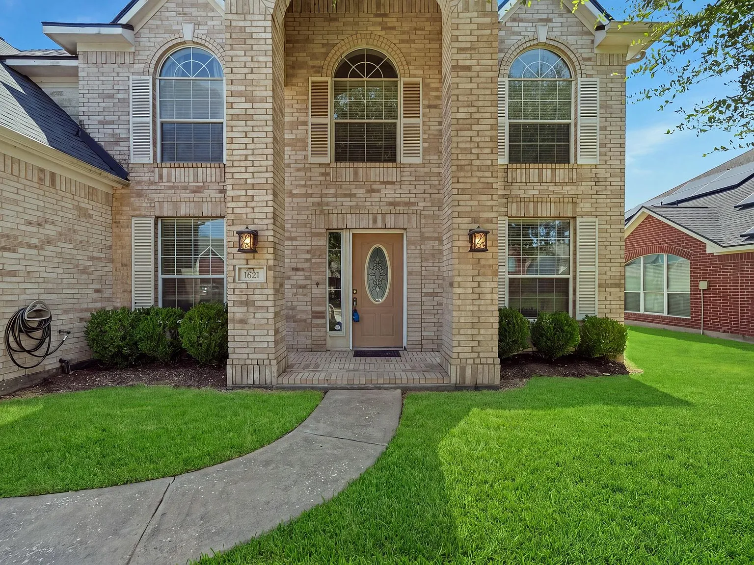 4 bed, 2.5 bath, 2936 sqft, $2,950 — Photo 2