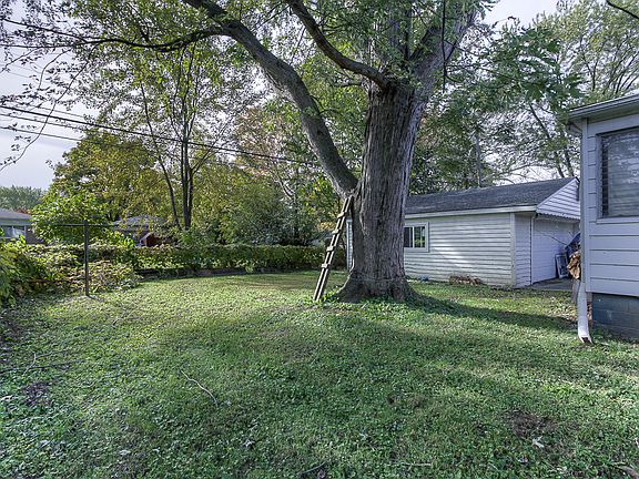 4th image of 25645 Norfolk St